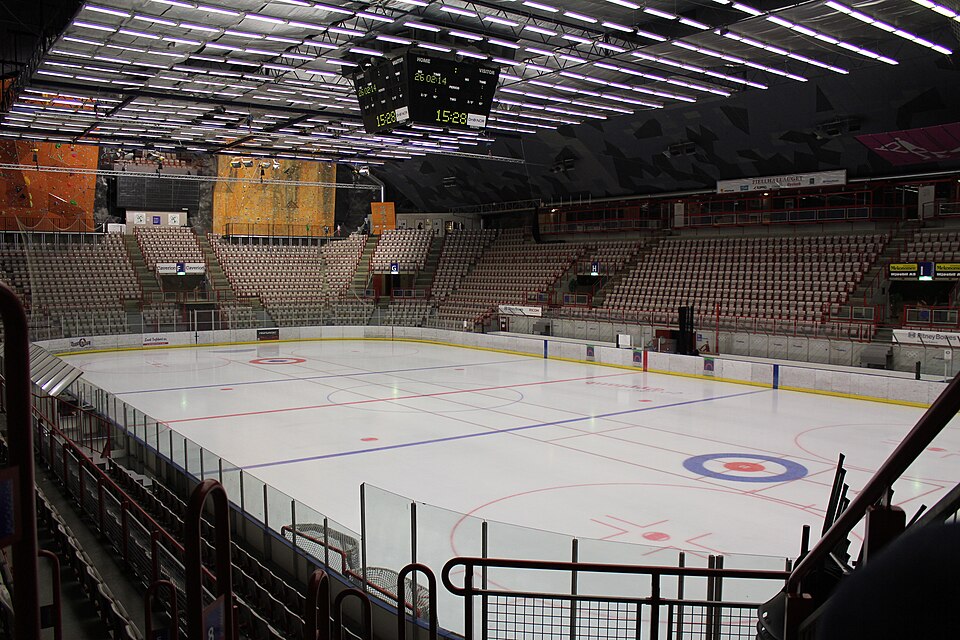 File:Isbanen i Gjøvik Olympiske Fjellhall.JPG