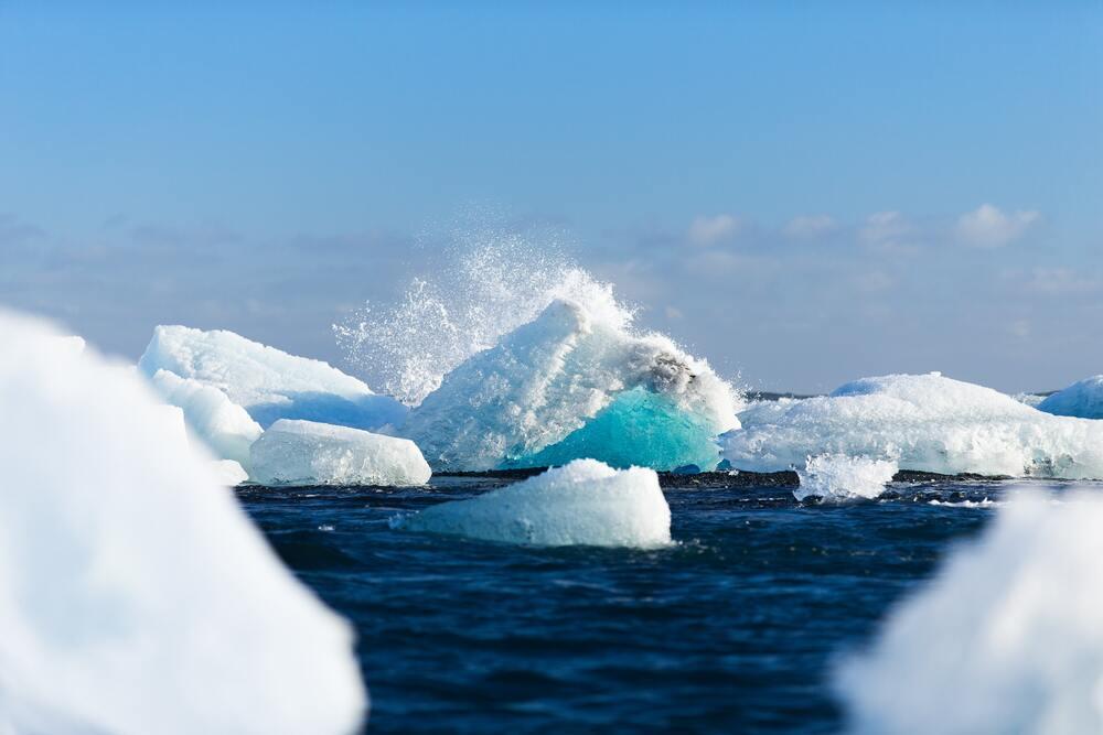 Icer berg bumping each other shows snowstorms