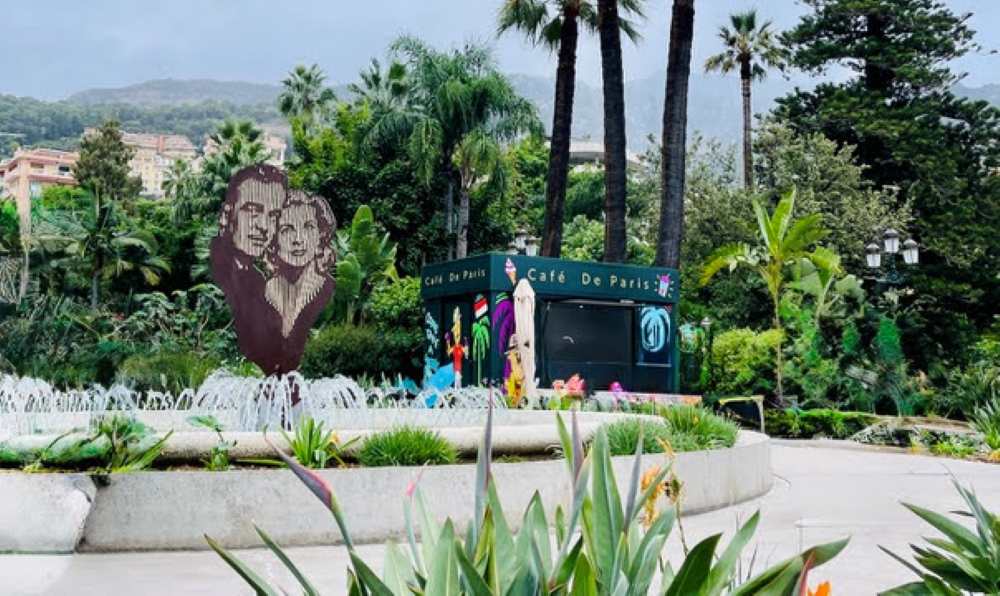 Cafe Du Paris in the middle of the garden - Things to do in Monaco 