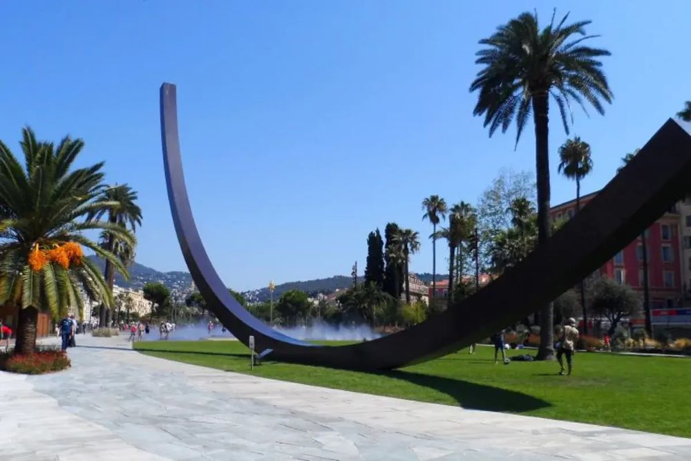 curve like statue on the middle of the park 