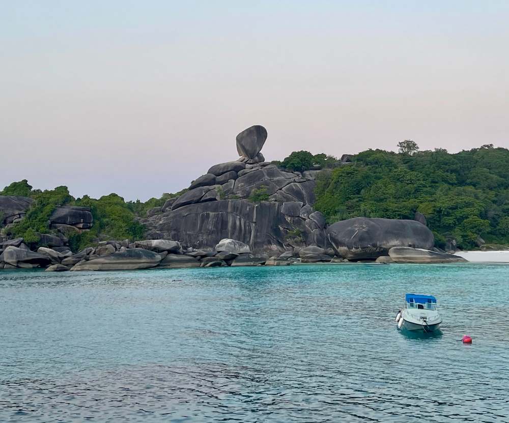 rock formation form in the side of the ocean