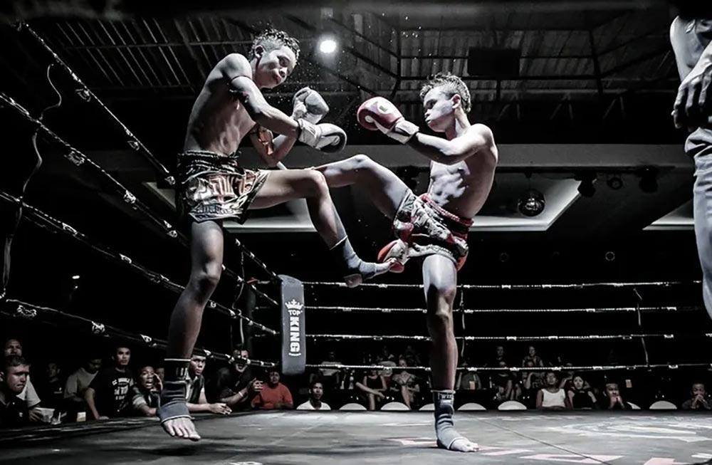 2 men fighting muay thai boxing in chaweng boxing stadium