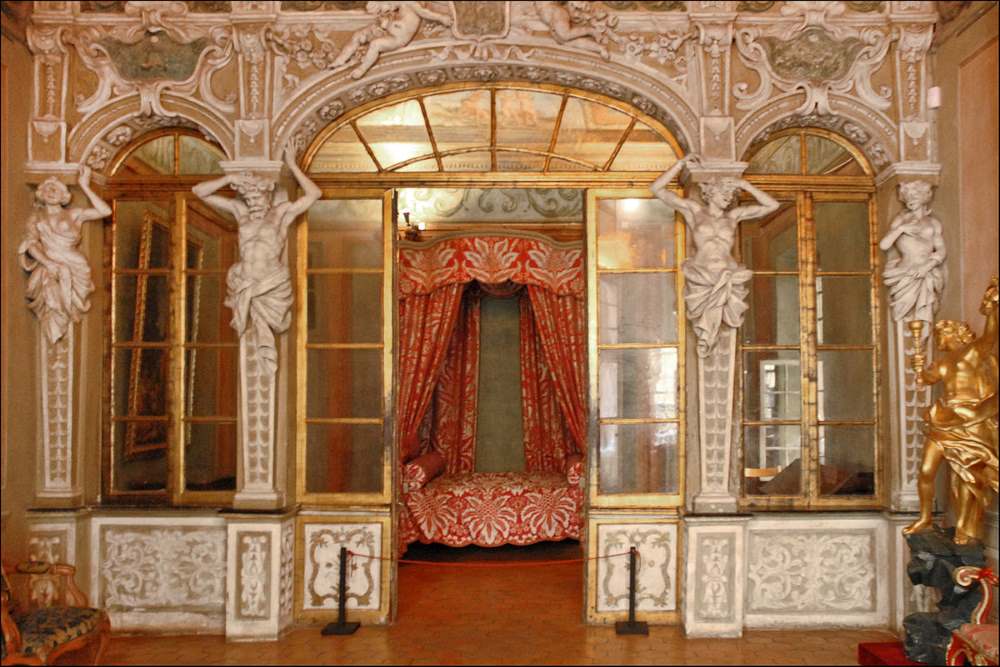 room showing showcasing baroque art and artifacts. with statue