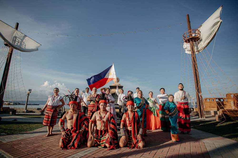 Group of people dress up as old dress of Philippine people with Philippine flag