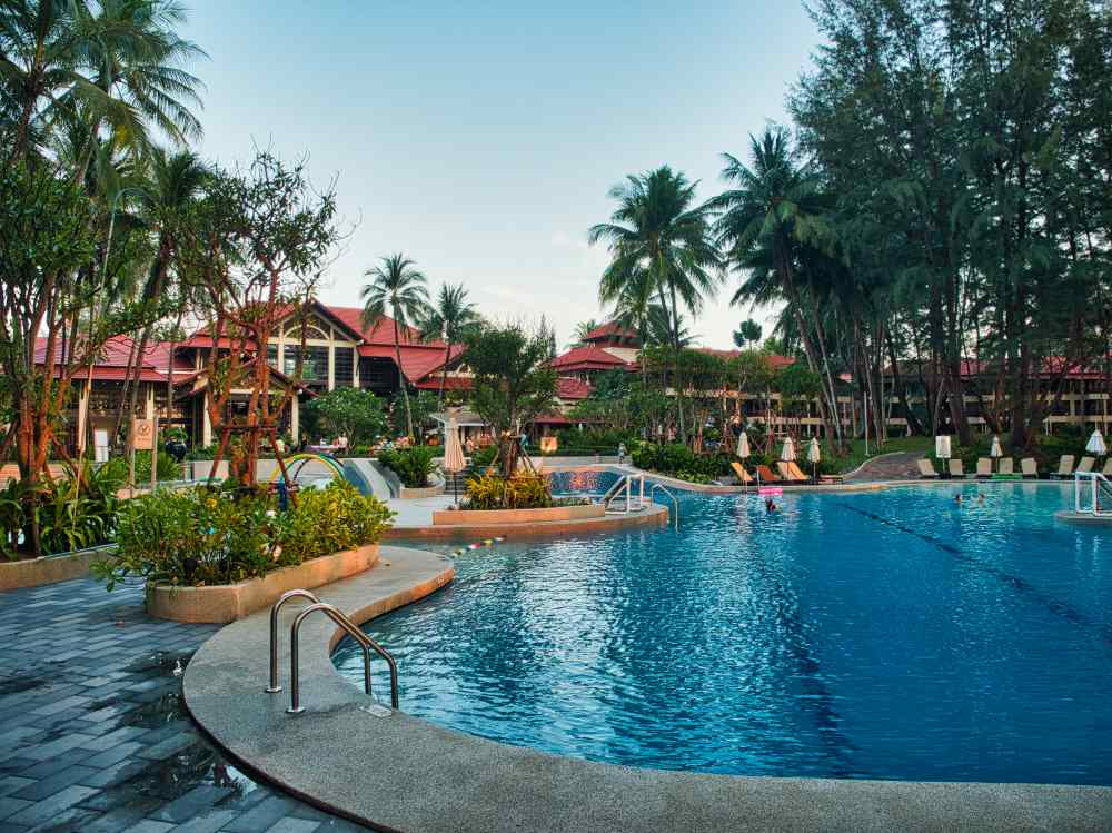 pool in the middle of the resort- philippines vs thailand