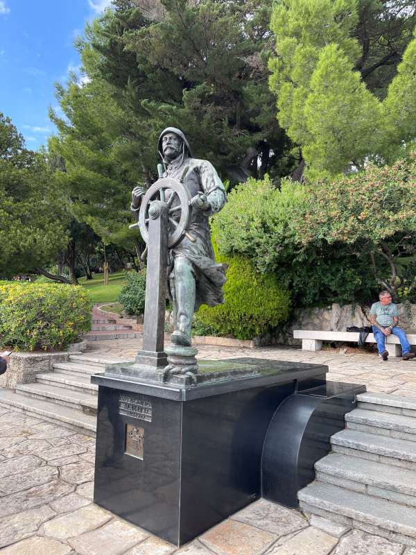 statue of Prince Albert I in the middle of the park - Things to do in Monaco 