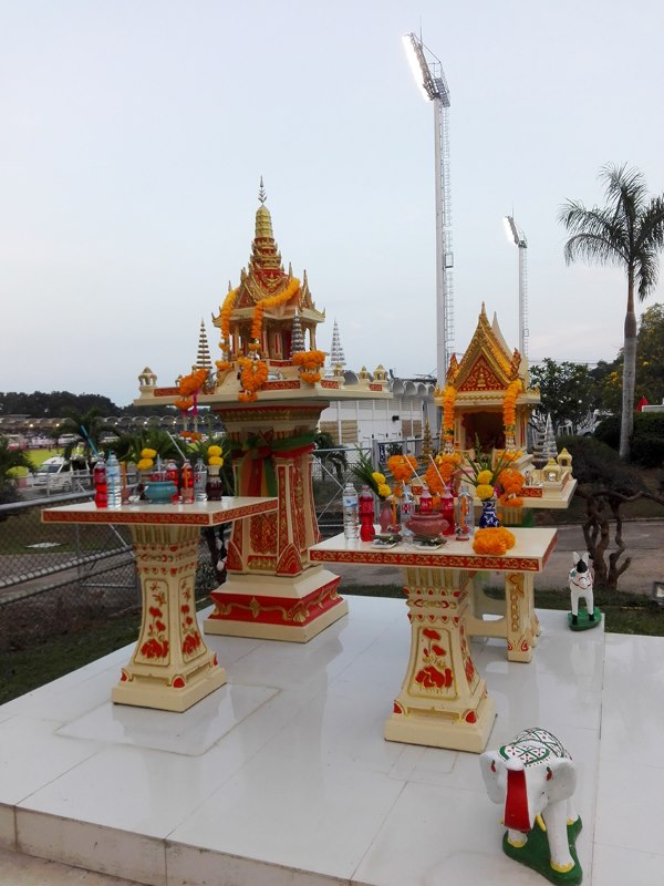 spirit houses in the middle of the street- facts about thailand