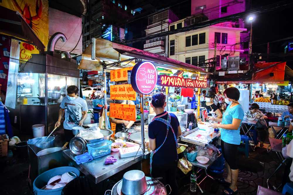 people selling in food cart in the street- facts about thailand